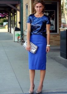 Modrá ceruzková sukňa pre dievčatá obdĺžnikového typu