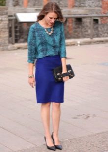 Modrá tužková sukně a doplňky