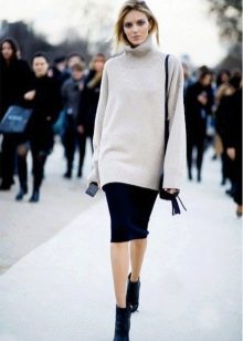 pencil suknja srednje duljine s predimenzioniranim džemperom