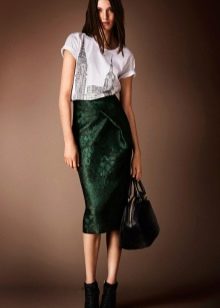 zelená saténová ceruzková sukňa strednej dĺžky