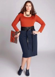  ceruzková sukňa s koženým opaskom pre obézne ženy