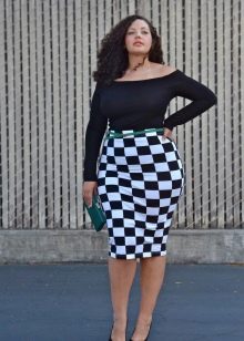  čierno-biela kockovaná ceruzková sukňa pre plnoštíhle