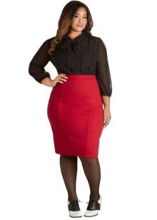  ceruzková sukňa s teniskami pre obézne ženy