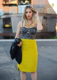 svetlá ceruzková sukňa kombinovaná s topom