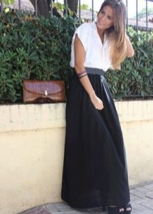 Дълга полу-слънчева пола с ластик с контрастна блуза