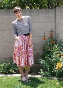 Skirt separuh matahari dengan jalur elastik dengan sandal pada baji kecil