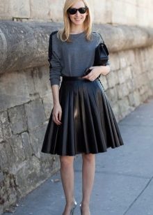 čierna kožená sukňa