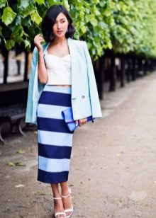 falda midi ancha a rayas azules y blancas