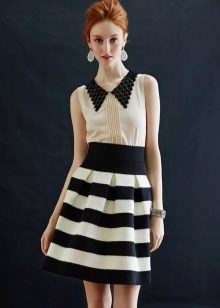 skirt bergaris silang hitam dan putih