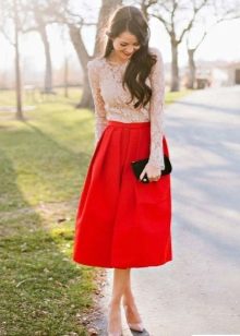 Loceng skirt merah di bawah lutut