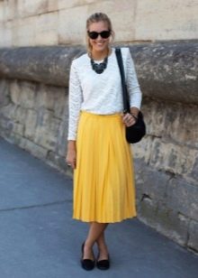 Жълта пола под коляното в комбинация с бяла блуза