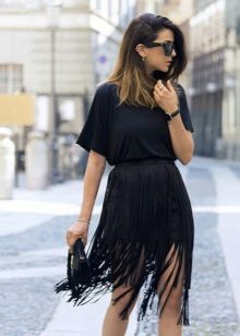 Čierna sukňa so strapcami