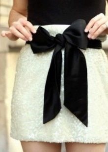 Бяла къса пола с черна панделка