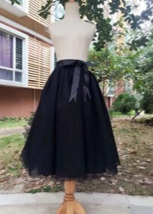Czarna spódnica midi z kokardą po bokach