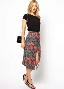 Summer skirt na may floral slit
