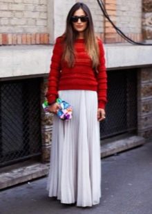 Vloer lengte rok in combinatie met een trui