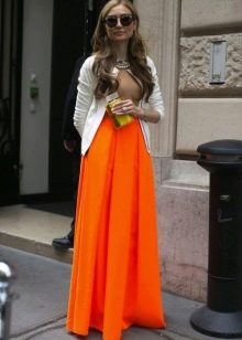 Narančasta suknja sunce do poda u kombinaciji s kardiganom