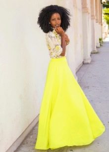Žltá dlhá sukňa slnko až po zem v kombinácii s košeľou