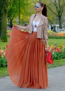 Dlhá sukňa slnko až po zem v kombinácii s koženou bundou