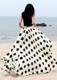 Dlhá biela sukňa slnko v čiernych bodkách