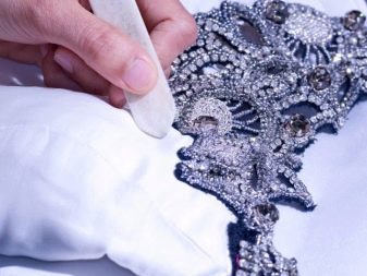 Pembersihan kering gaun pengantin dengan dekorasi