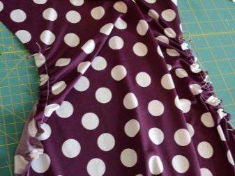 Een naad oppakken in een jurk met stippen voor zwangere vrouwen