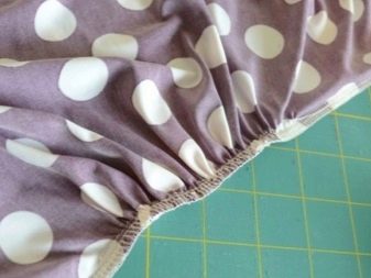 Prošívání detailů šatů v puntících pro těhotné ženy