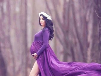 Izīrē violetu kleitu grūtniecei uz fotosesiju