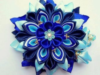 Un esempio di un fiore blu dai nastri kazansha