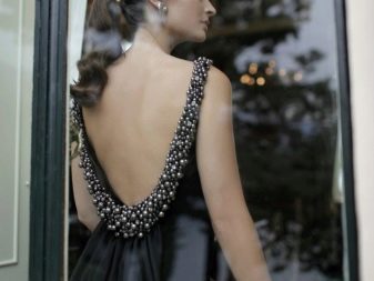 Kjole med åben ryg dekoreret med perler