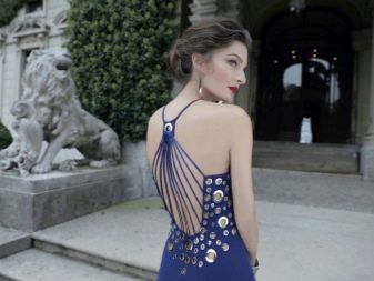 Dress with an open back decorated with straps