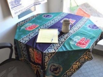 Sarong in het interieur op tafel als tafelkleed