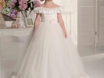 Elegantné svadobné nadýchané šaty so zníženými ramenami pre dievčatko