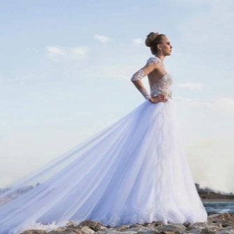 Suknia ślubna z częściowo koronkowymi rękawami
