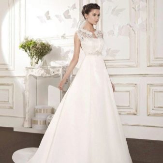 Пищна сватбена рокля със сатенен шлейф
