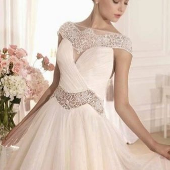 Gaun pengantin oleh Tarik Ediz dengan sisipan renda