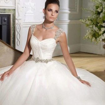 Lussuoso abito da sposa decorato con perline
