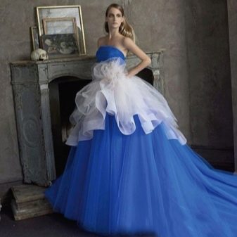 Gaun pengantin biru bengkak