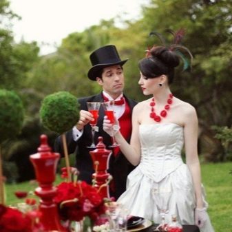 Gaun pengantin dengan hiasan merah
