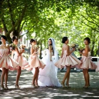 Gaiši rozā līgavas māsu kleitas