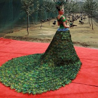 Vestido de novia de plumas de pavo real