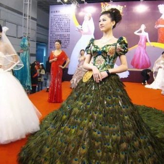 Vjenčanje skupa haljina od paunovog perja