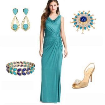 Des accessoires dorés pour une robe turquoise