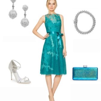 Zilveren accessoires voor een turquoise jurk