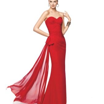 Красива червена рокля с шлейф