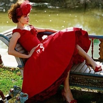 Rotes Kleid im Stil von Dudes