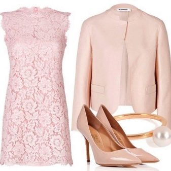 Vestido rosa de encaje con complementos rosas