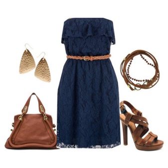 Vestido de encaje azul con complementos marrones