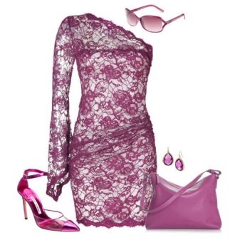 Vestido de encaje lila con complementos a juego