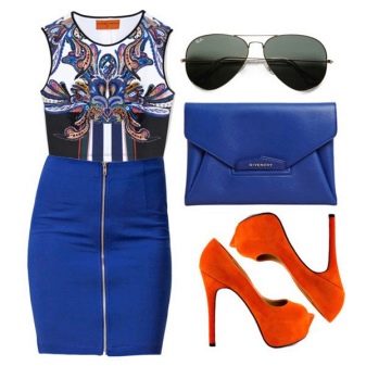 Des chaussures oranges pour une robe bleue